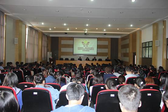 图1：向志钢同志宣读英国威廉集团党委关于党员发展的批复